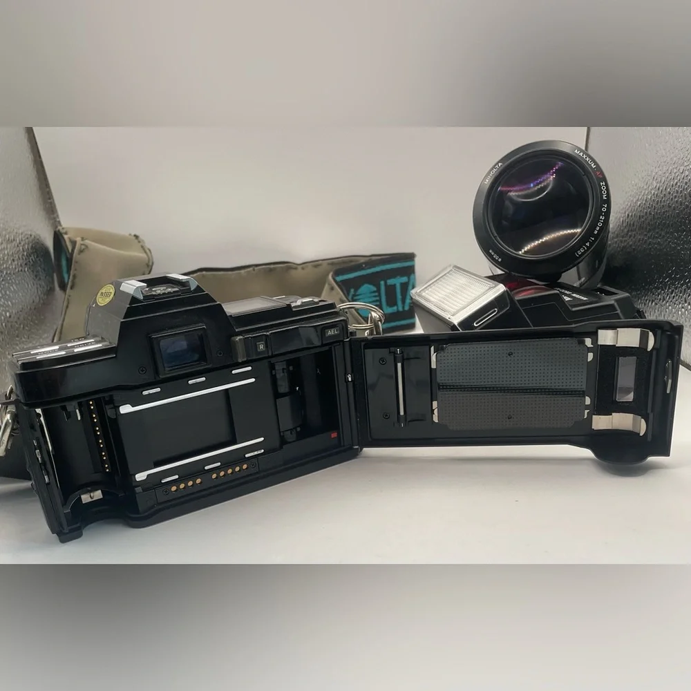 Minolta Maxxum 7000 AF 35mm SLR Camera Bundle